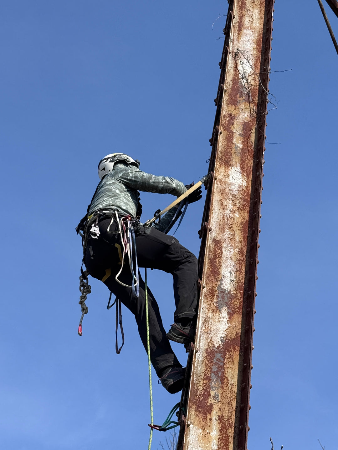 Structural Lead Climbing for Rescue